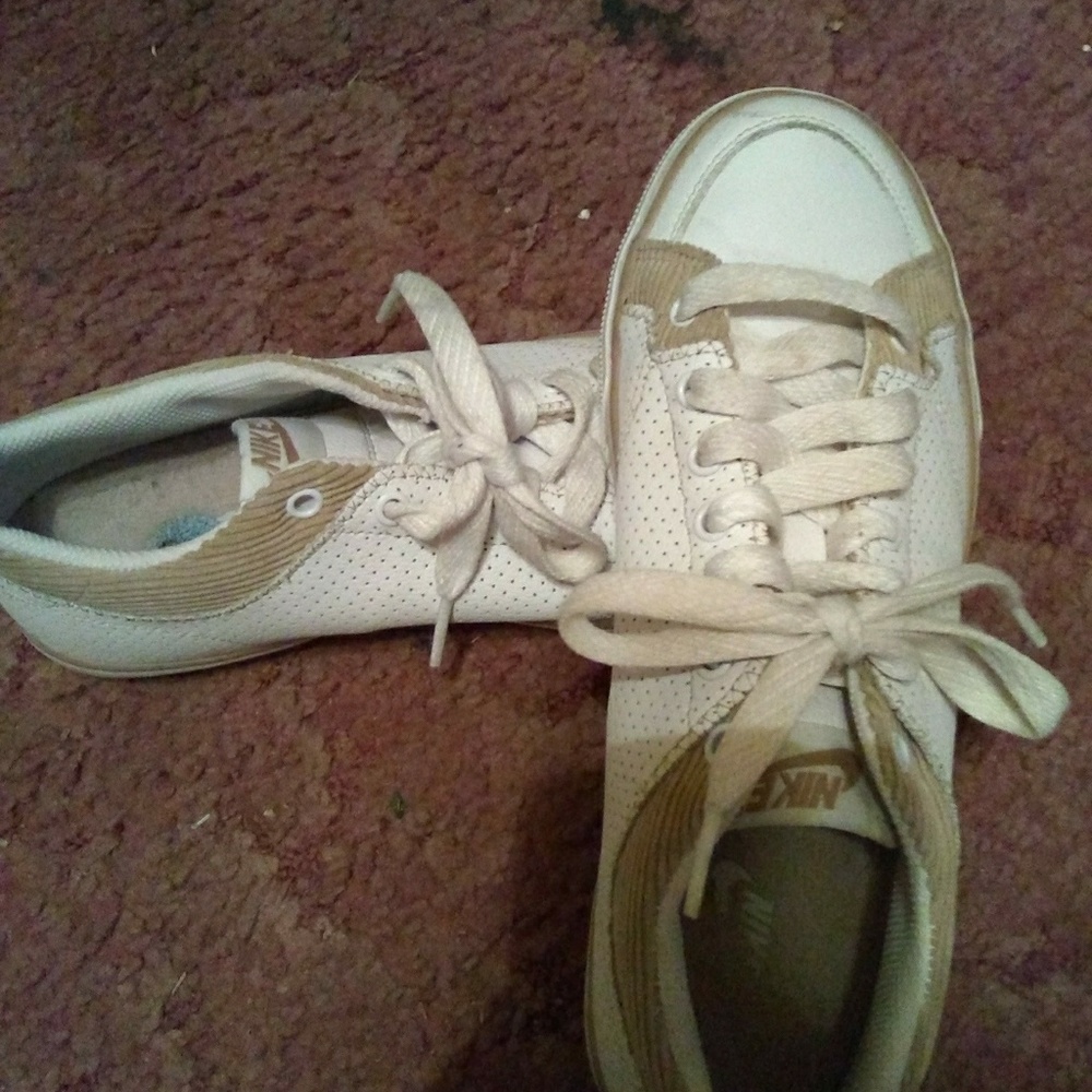 White Nike tennis shoes with light suede detail